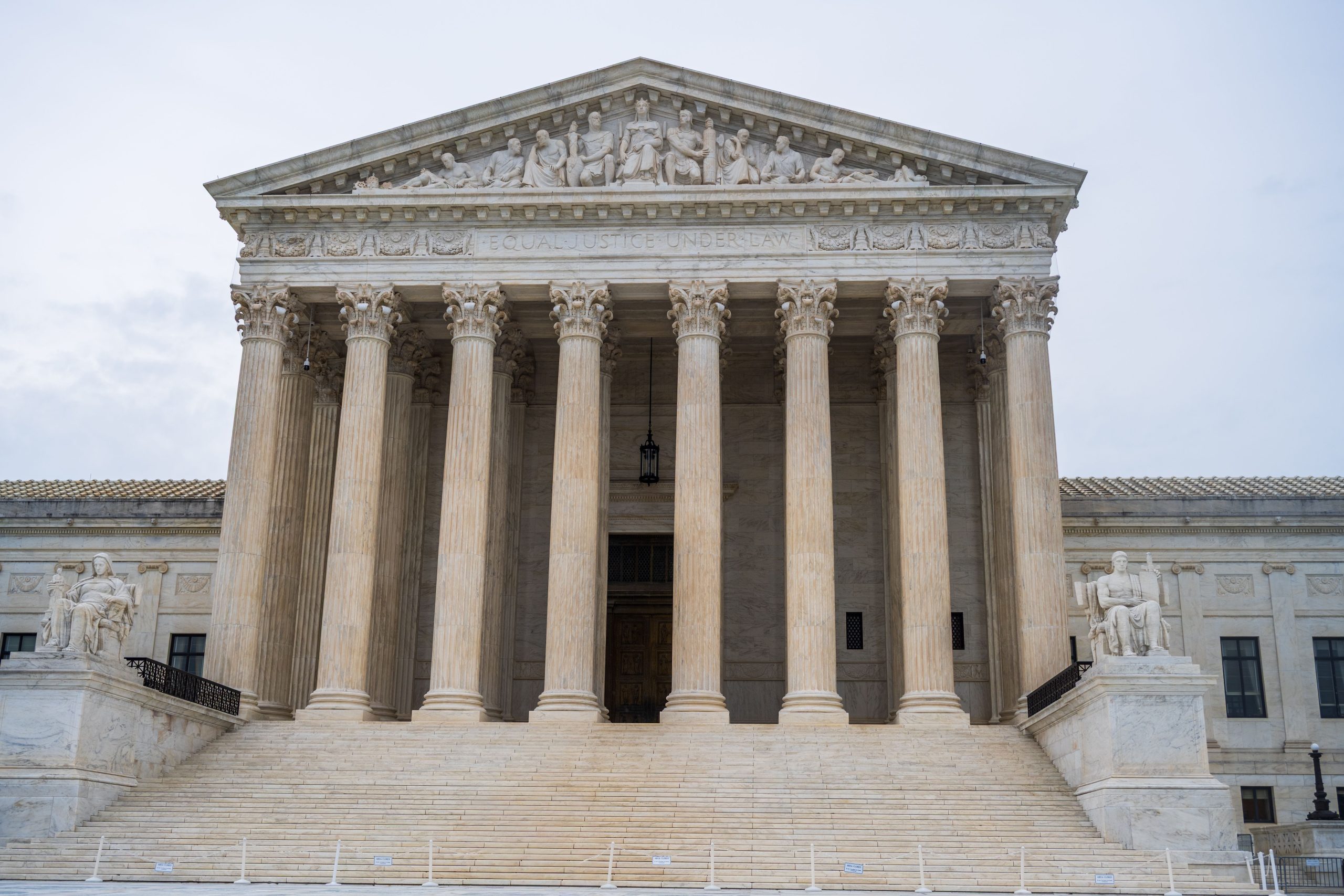 Front view of the US Supreme Court building with grand columns, representing class action lawsuits and the legal system